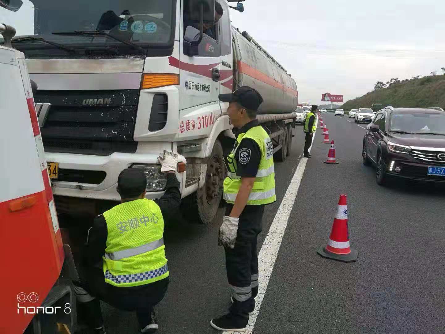 貴州安順:油罐車高速公路上發生故障 