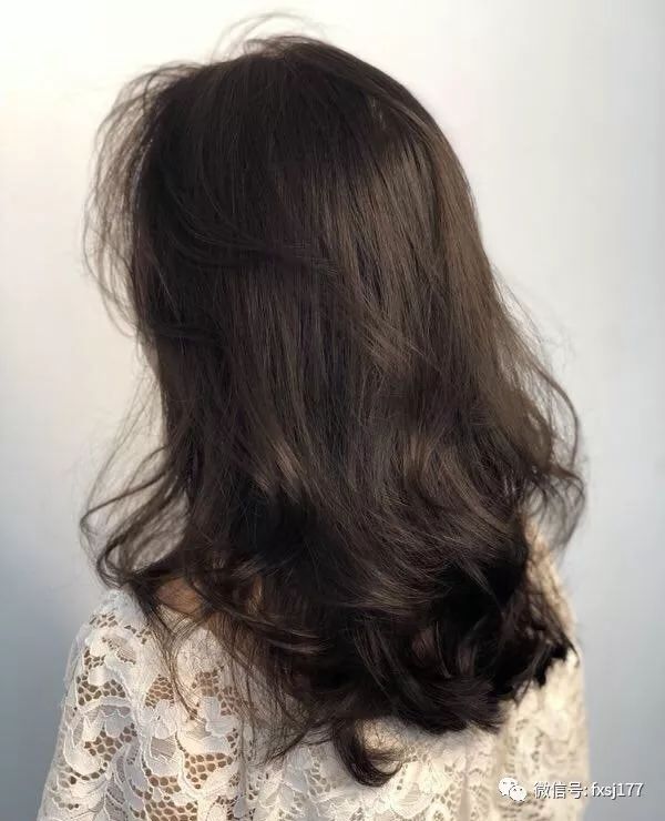 ▼半头烫发是今年流行的发型之一,随性浪漫的烫发很有感觉,而且非常
