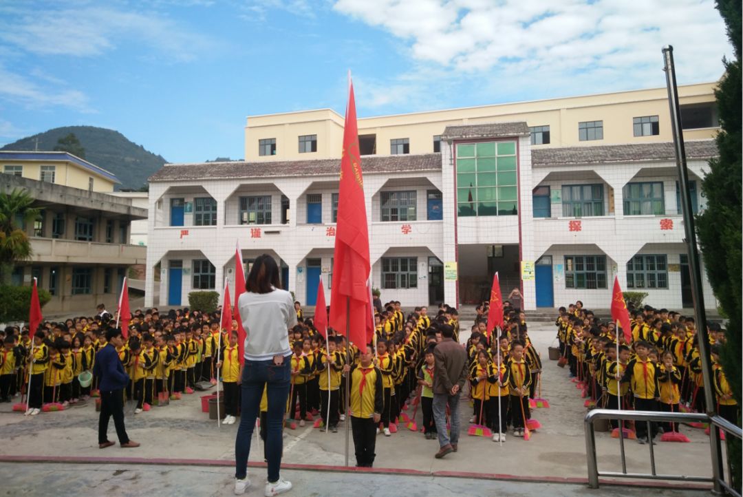 校园团讯小手拉大手千师战脱贫石阡县各中小学开展环境卫生整治志愿