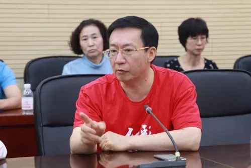 中海油集团办公厅主任朱烈斌发言捐赠仪式结束后,校友们自由发言,汇报