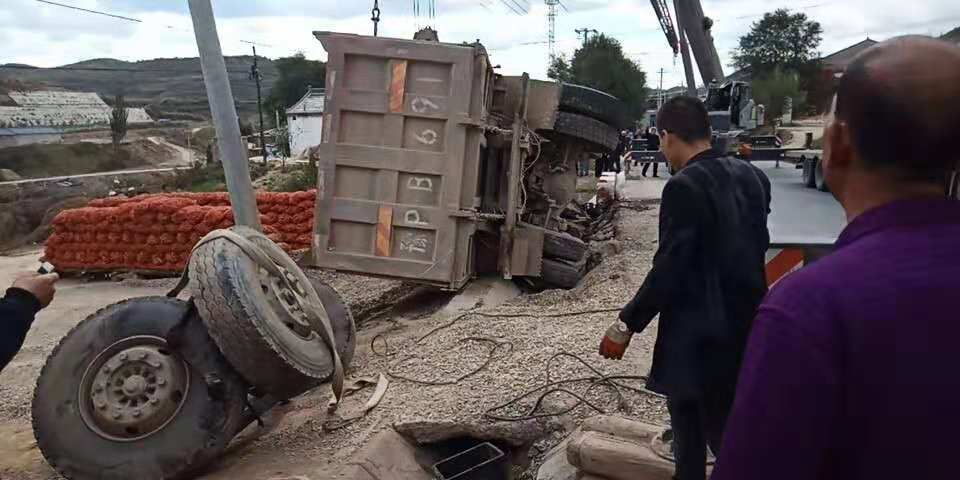 危险阳洼沟村路段突发交通事故一辆满载石料的工程车侧翻在地损毁严重