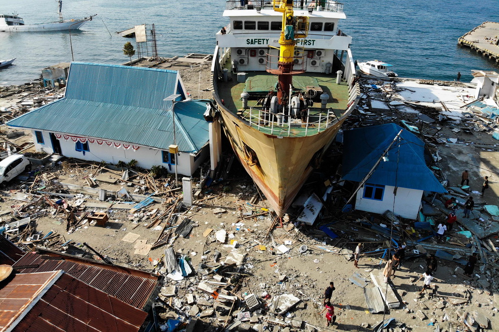 印尼地震引發海嘯 渡船被衝上岸撞毀房屋