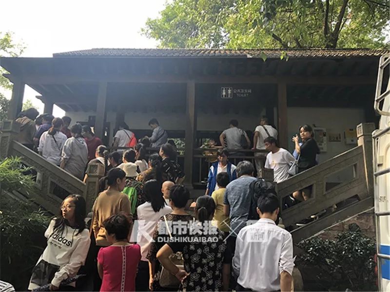 西湖附近上厕所至少排队半小时一个大问题出现了网友心疼女同胞一万点