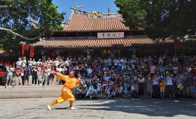 首日少林棍術,五祖拳等精彩表演少林武僧團將帶來此次公益演出為父母