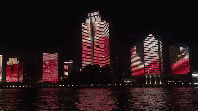 五角星环绕在文字间 ,营造出以中国红为主基调的绚丽国庆之夜