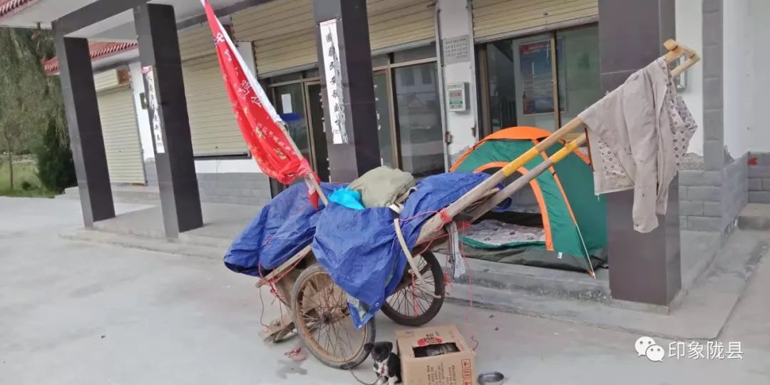 隴縣小夥拉架子車負重400餘斤生活物資徒步陝甘寧