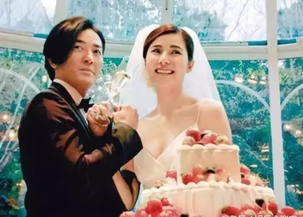 他們兩個結婚還得到了男方兩個前任的祝福婚後兩人一直生活甜蜜但卻