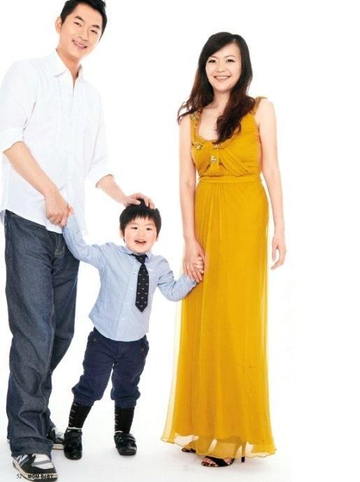 李泰坤和他老婆的照片图片