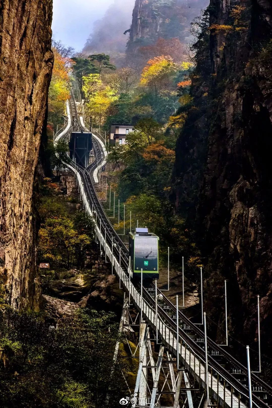 西海大峡谷是黄山最美最险的浏览区域,以峡谷纵深,悬崖耸立,沟壑蔓延