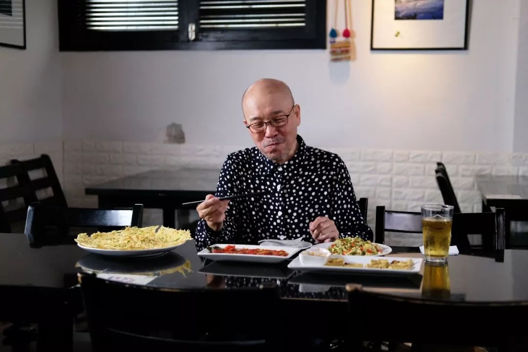 中年男人吃饭照片图片