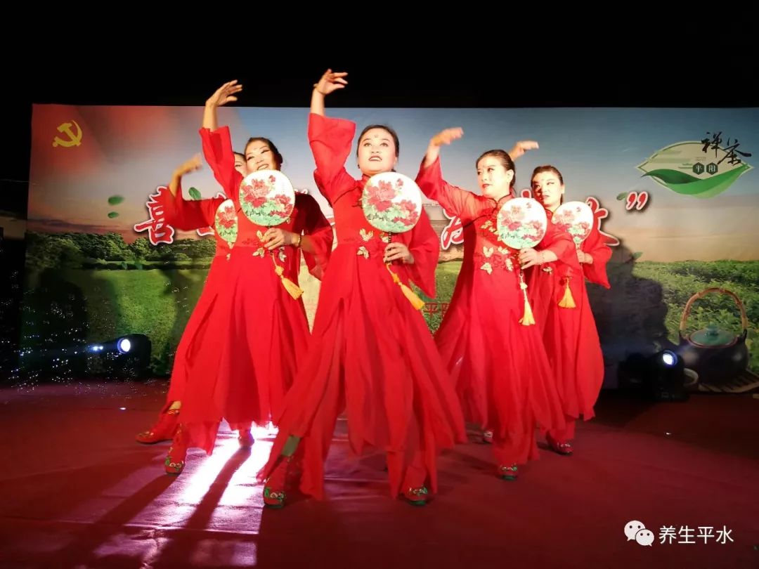 最后会稽村文化礼堂演出队出演的扇子舞《恭喜发财》,《红豆红》,用