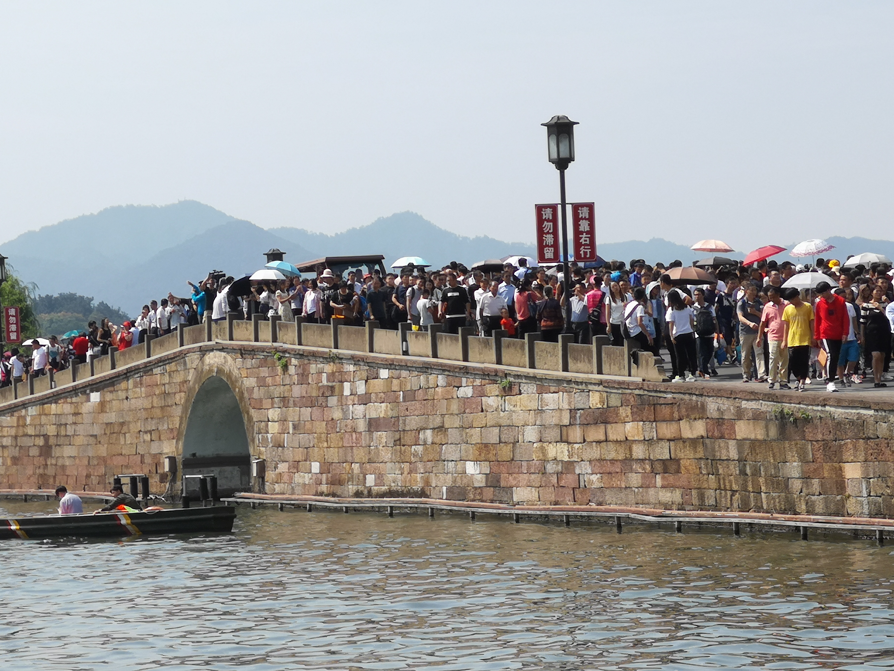 杭州西湖人满为患,断桥真的要断了