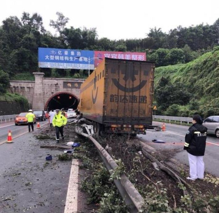 宜賓高速公路上又出車禍,車子都撞變形著火了!