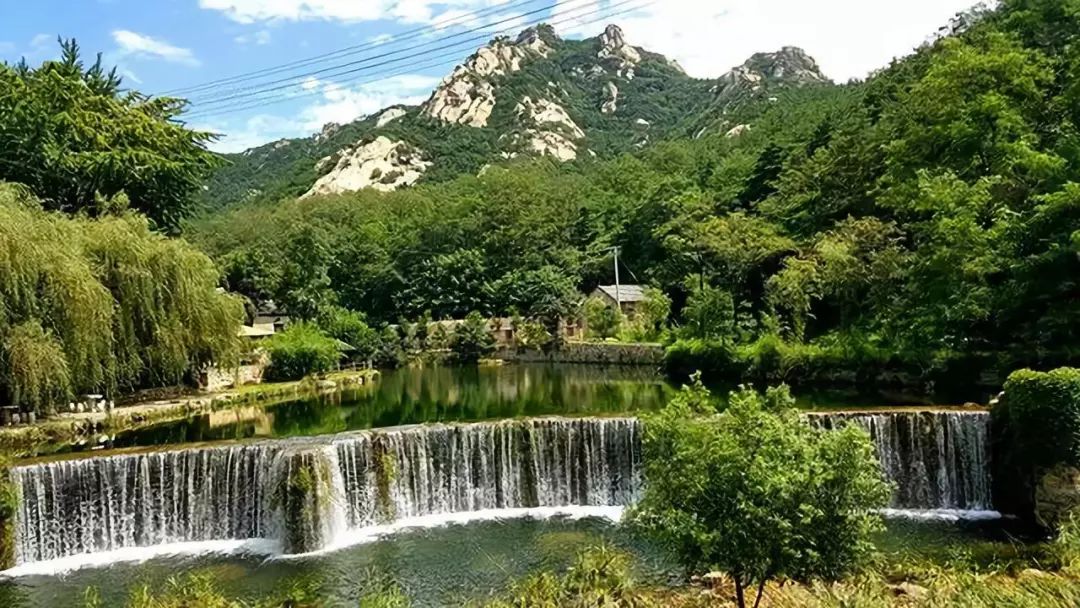 無染寺景區森林茂密,松柏蒼翠,峰巒疊嶂,怪石密佈,是攝影旅遊的好地方