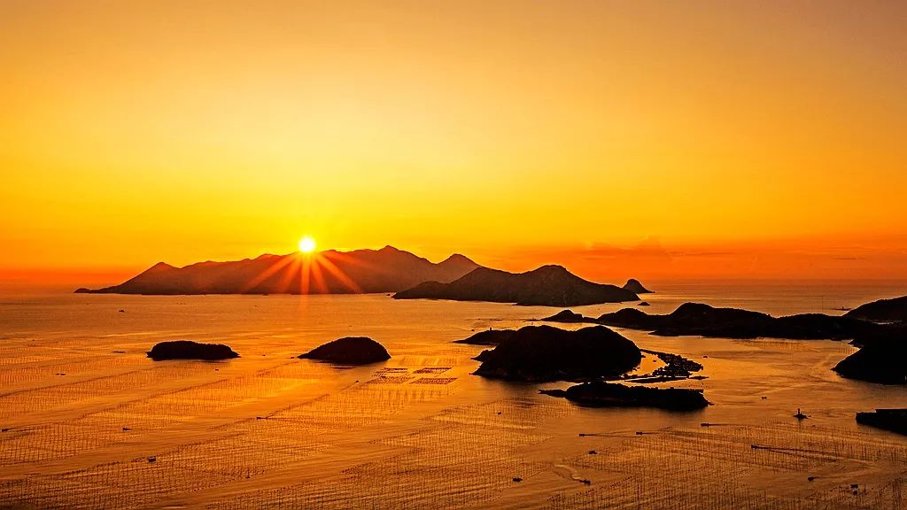 霞浦是一个光影的世界,日出日落,海滨滩涂,浓墨重彩,光影变幻,令人目
