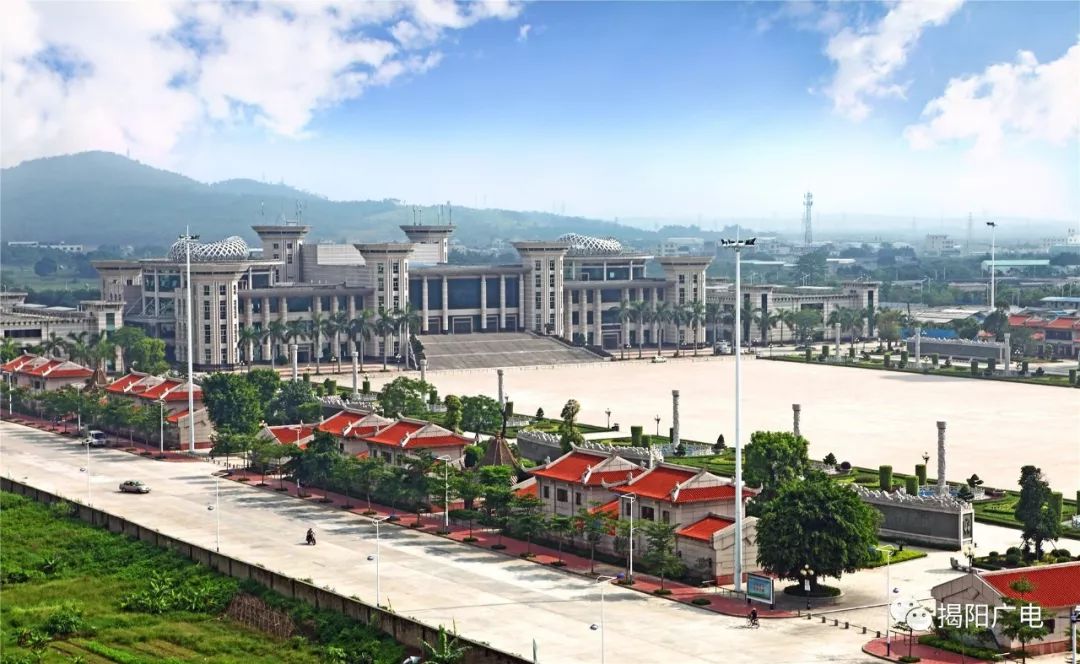 揭阳楼广场位于揭阳市揭东区和榕城区的交界处,紧邻风光旖旎的榕江