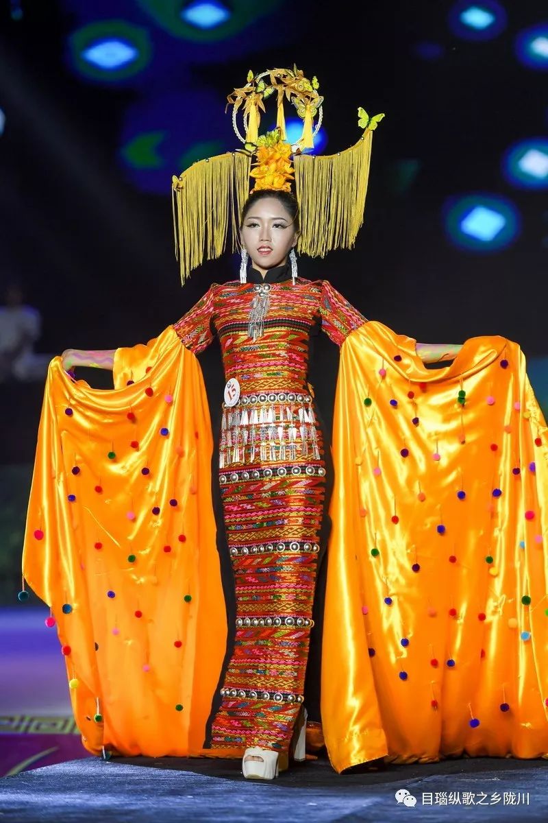 整套衣服以秀禾服为基础,整体以中国传统服饰中的红色为主,代表着吉祥