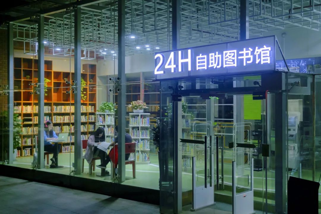 在無數個漫漫長夜,這裡都有一座書海里的燈塔_圖書館