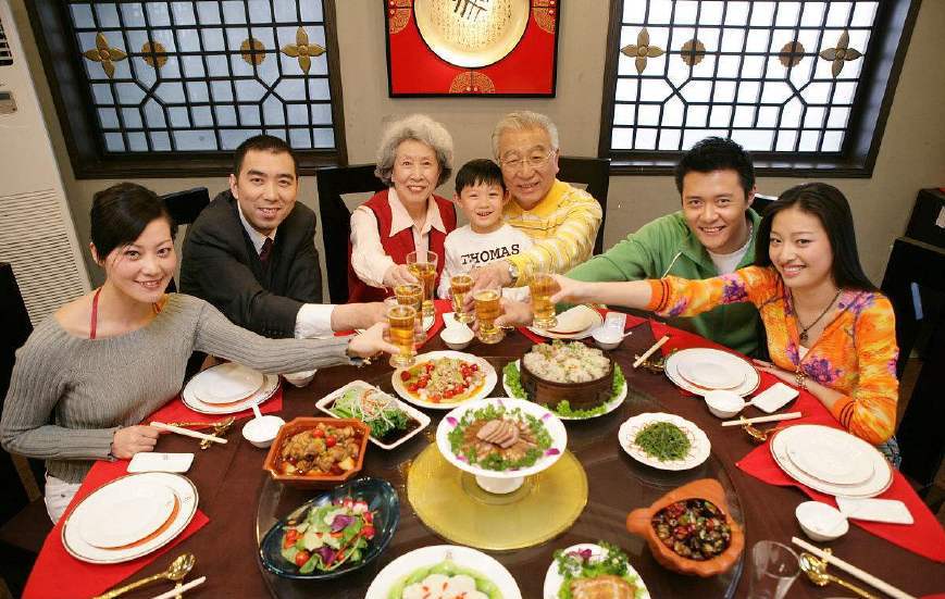 好朋友在一起,家人在一起都会聚餐,来庆祝开心等,但是中国的聚餐方