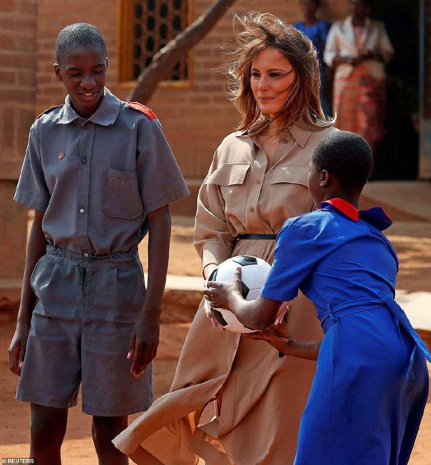 梅拉尼娅访问非洲遇尴尬狂风飞沙刮裙摆险走光忍痛放弃12cm鞋