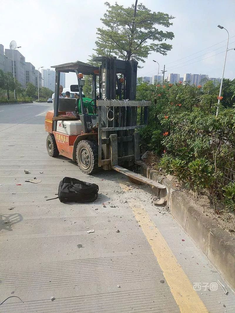 叉車上路,幹掉綠化帶_機動車道