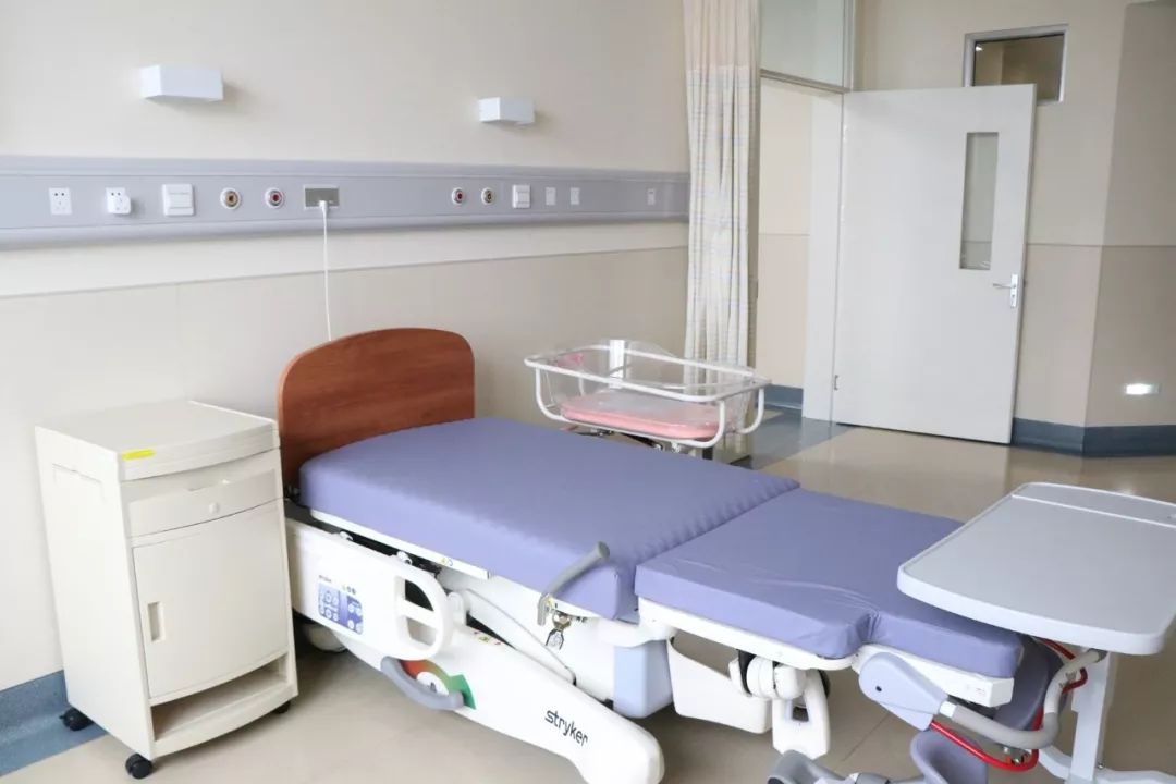 ldr产床产科三病区共有14间病房,室内配置ldr产床,婴儿辐射台,冰箱