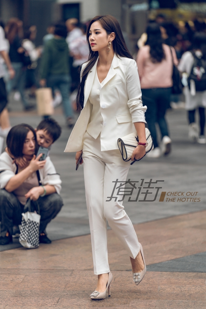 街拍:图七美女一身白色西装套装,穿出霸道总裁范,不敢惹!