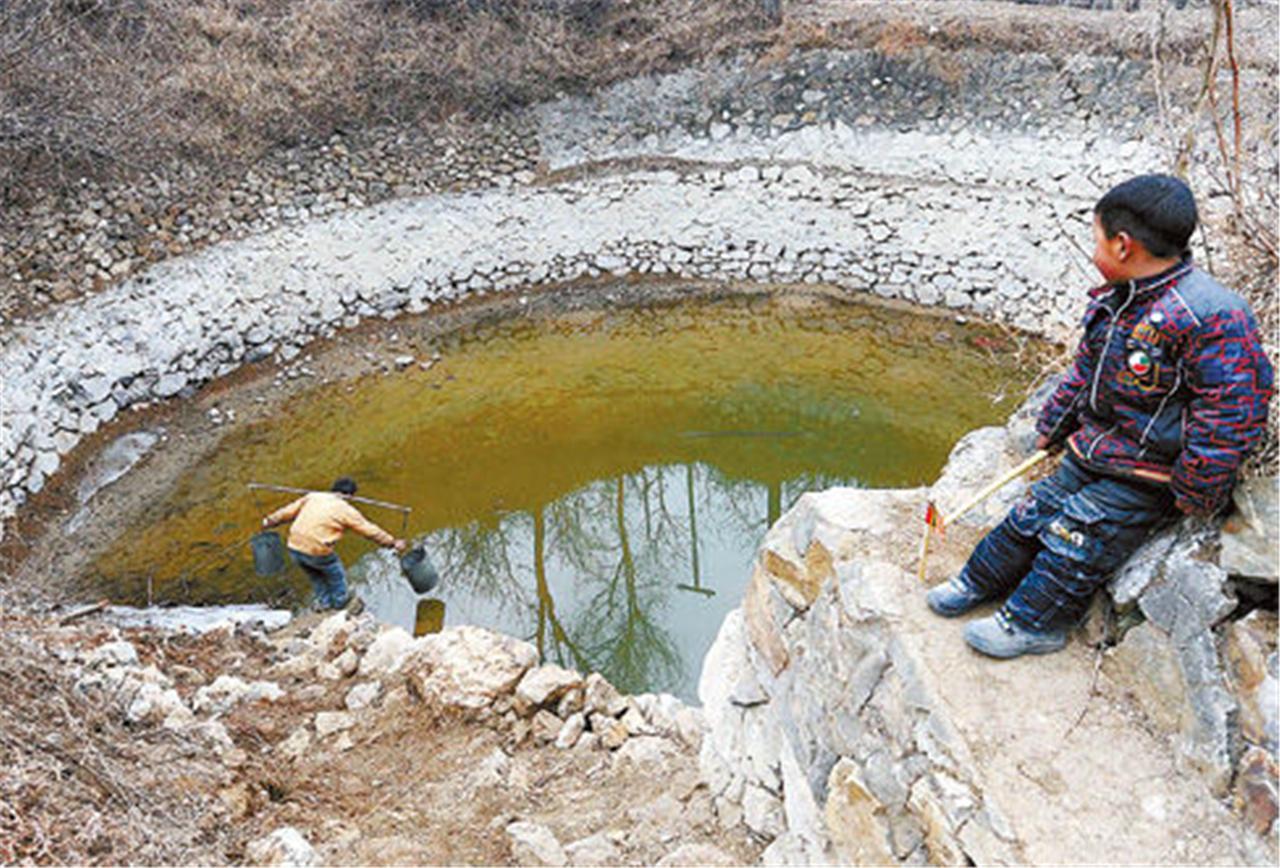 江苏村民去水塘挑水却发现水位一直不变,专家赶到:水下有文物