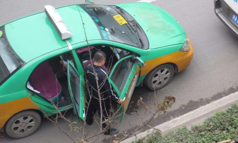 國慶高速堵車尿急怎麼辦男人有空瓶子看女人都如何解決