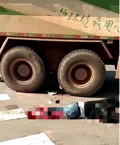 定陶區魯花路發生交通事故:電動車被捲入渣土車輪下,一男孩當場死亡.