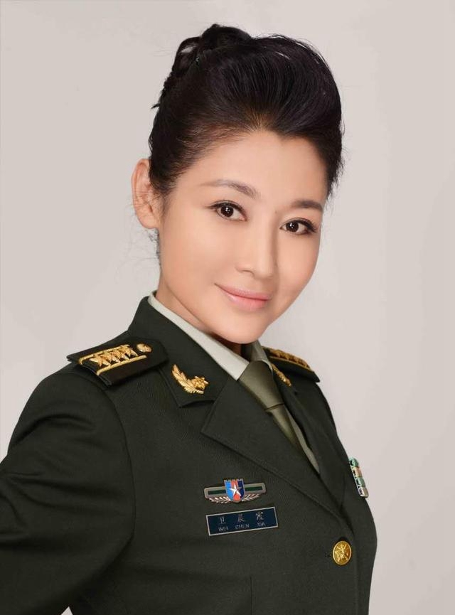 卫晨霞是中央电视台军事频道主持人队伍里最活跃的一位
