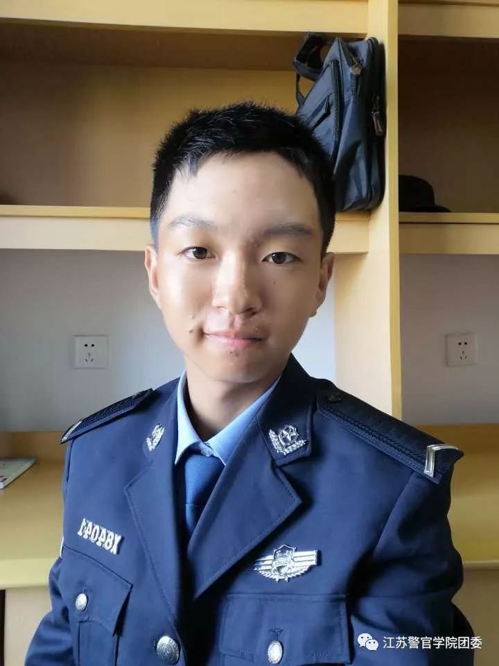 01而穿上憧憬已久的蔚藍警服軍訓的18新生們,此刻又是什麼樣的感受呢?