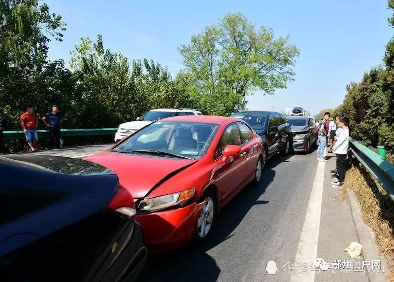 震驚鄂州g50高速發生特大車禍16車連環相撞1車燒燬