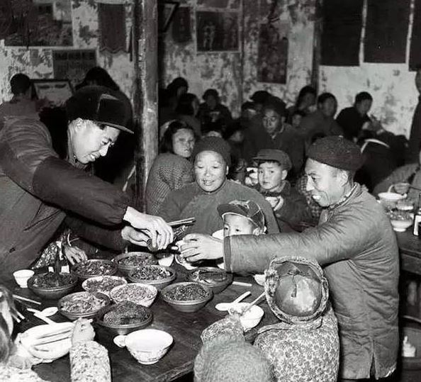 60年前,人民公社大食堂老照片:吃饭不要钱,幸福万万年