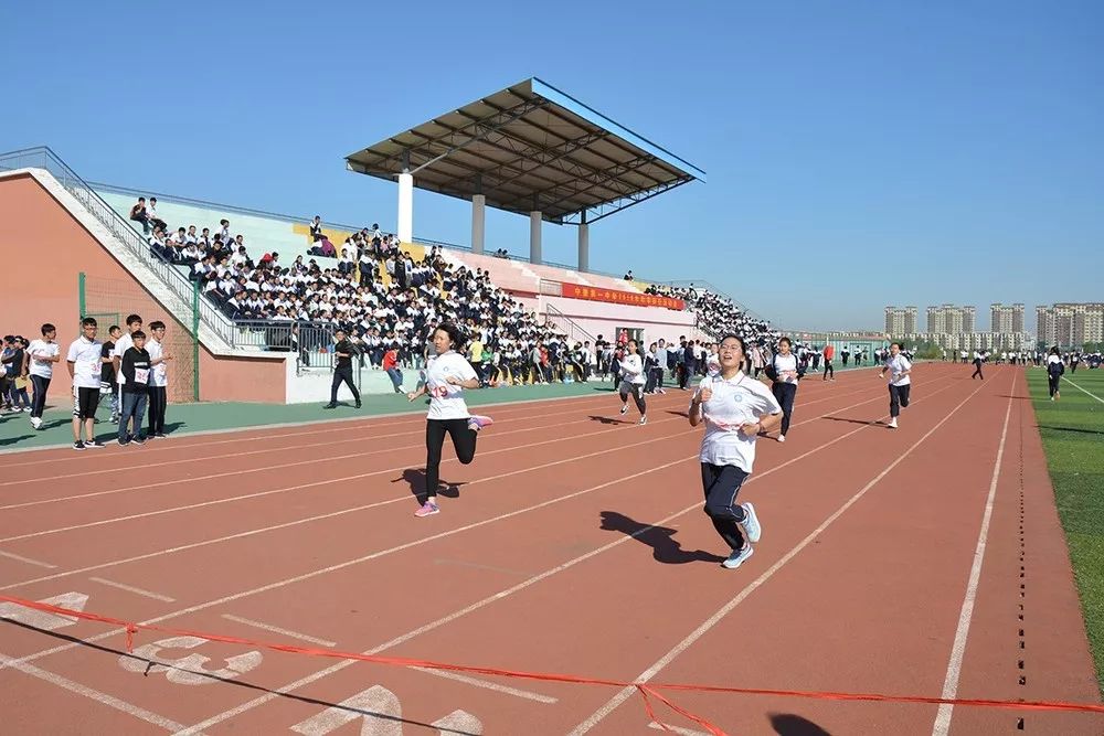 中捷第一中学举行向国旗敬礼活动和2018秋季田径运动会向祖国69岁华诞