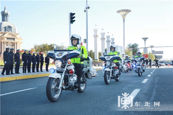 警燈閃爍警報器齊鳴,哈爾濱交警國慶期間全警上路