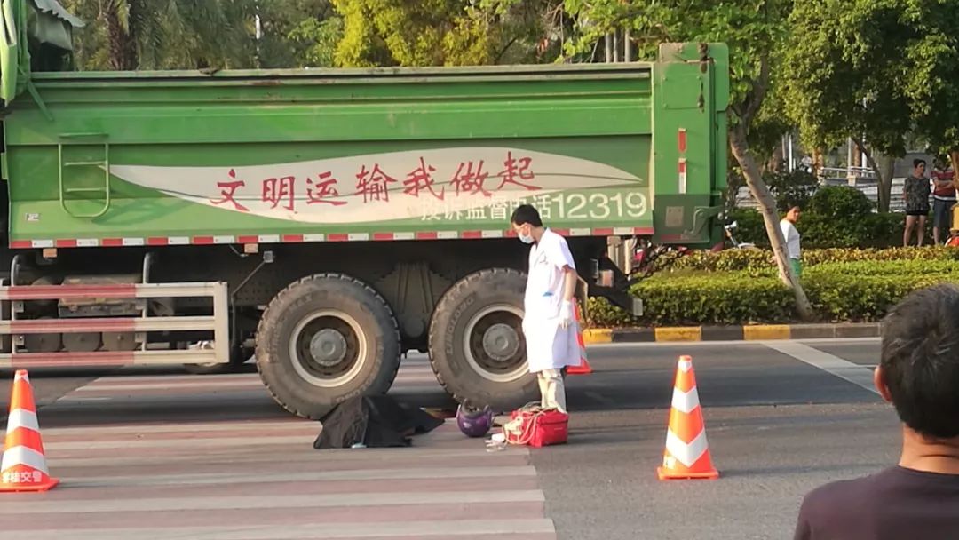 突發恐怖車禍!佛山一男子慘遭泥頭車碾壓,當場蓋黑布!(視頻 圖片)