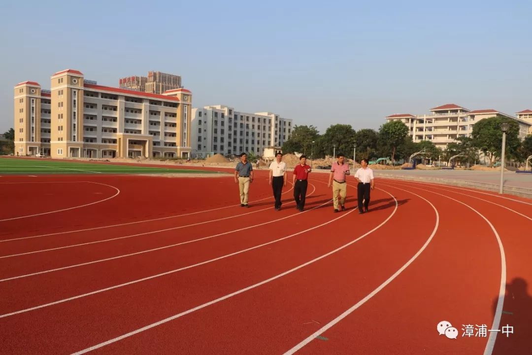 校友黃水木回母校漳浦一中參觀