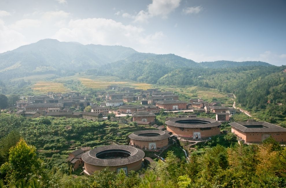 安全易防禦風水好等諸多特點,創造性地建築出了圍龍屋