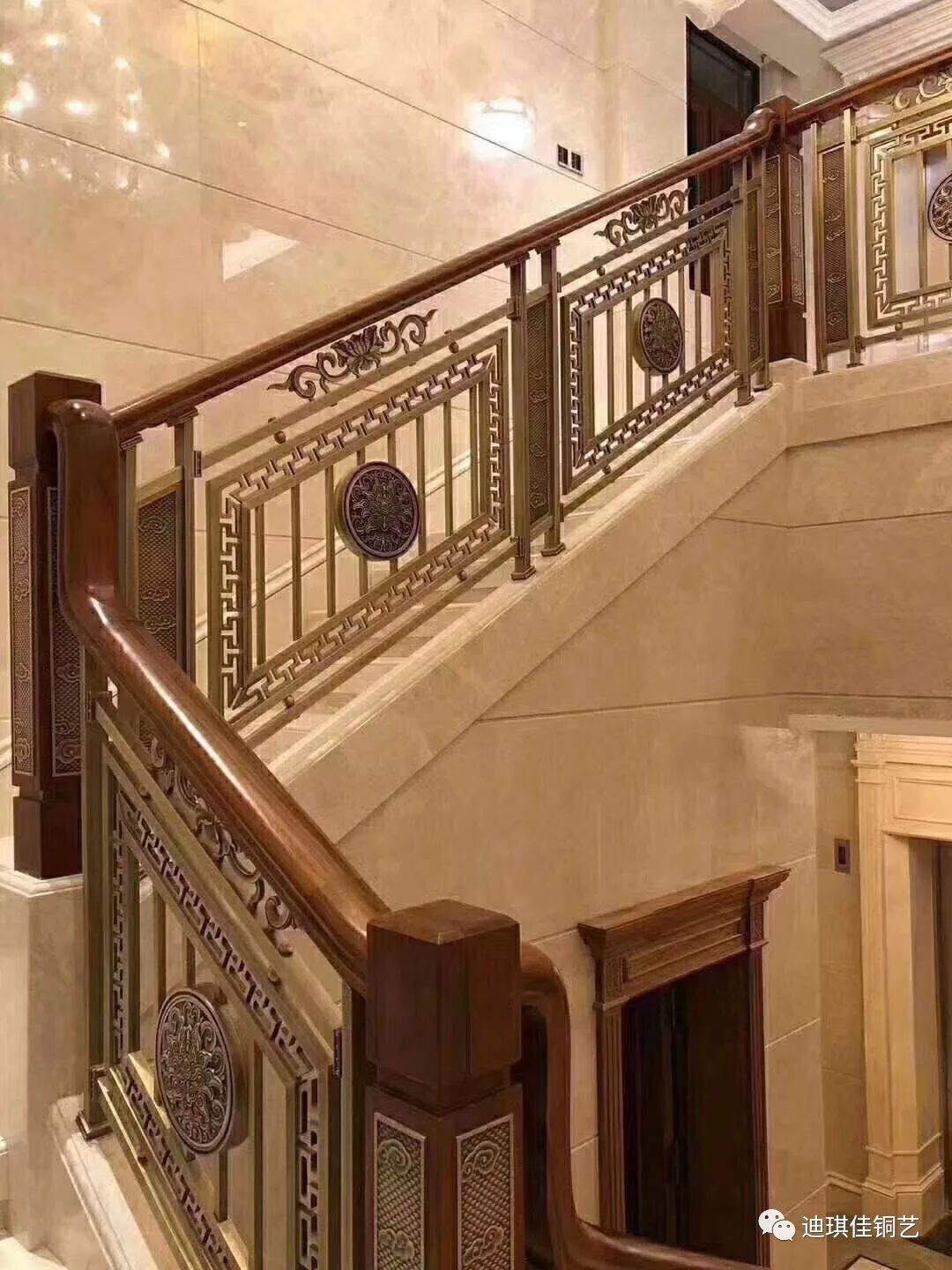 铜艺楼梯视觉之美,别墅该有的一件艺术品