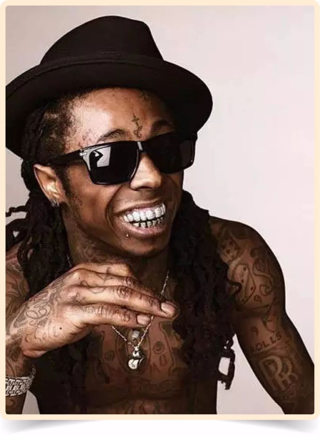 说唱界数得上号的大人物lil wayne,也是钻石牙爱好者.