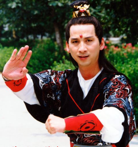 2000年,他在神话剧《西游记后传》中扮演孙悟空一角,经典台词是我还