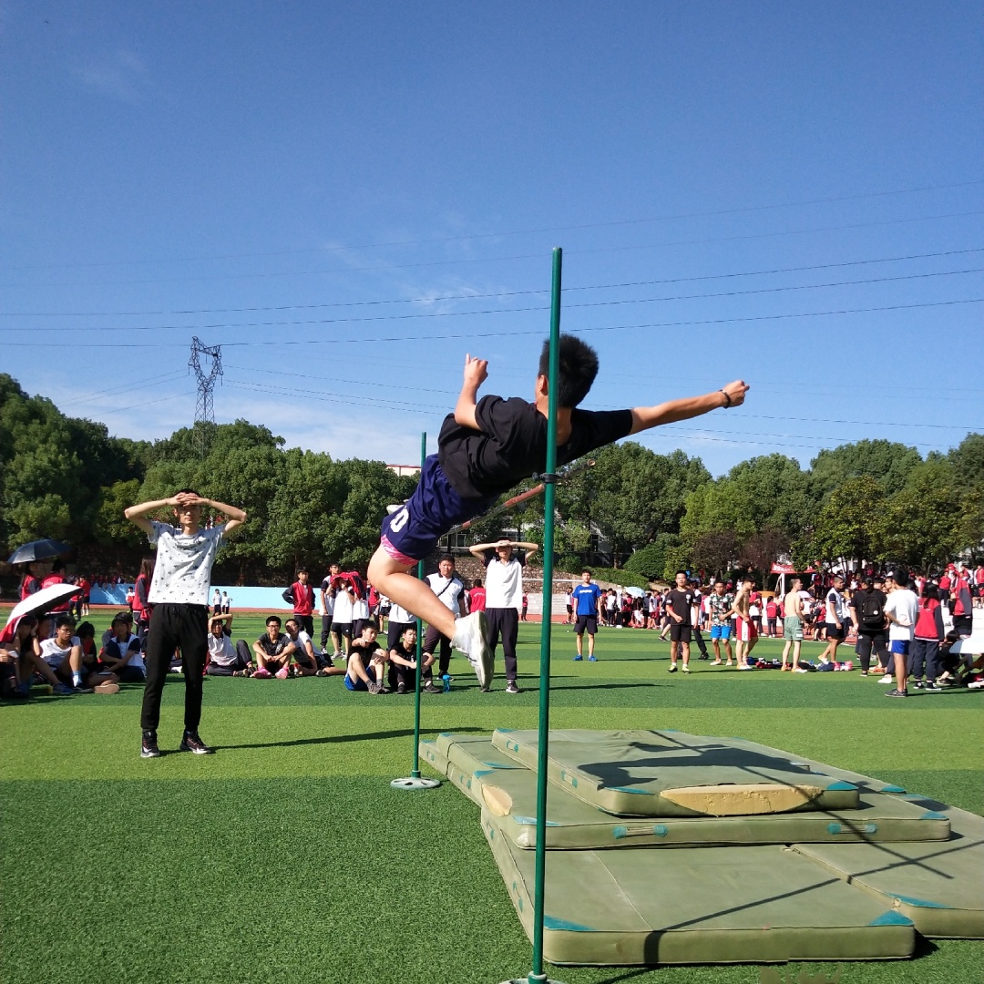 飞跃地平线——株洲新凤凰高级中学运动会跳高项目
