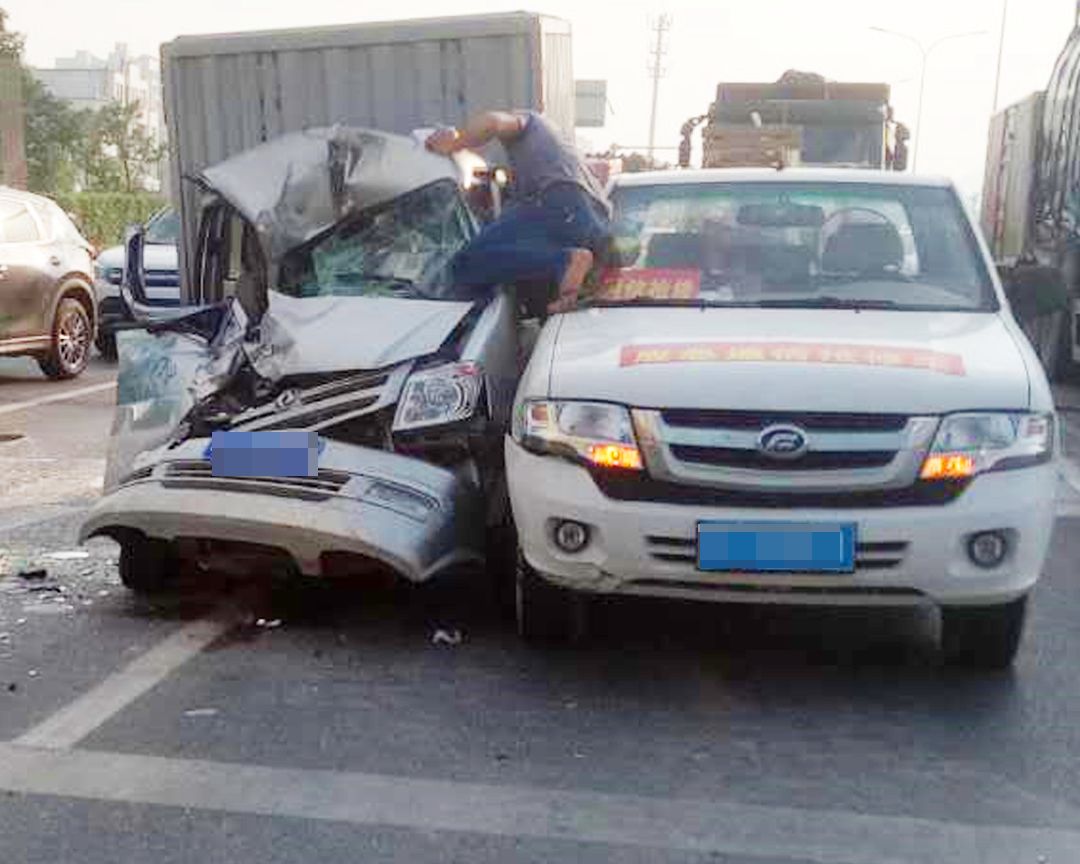 斗門車禍現場,小貨車車頭壓扁!乾務十字路口,你還敢不注意嗎?