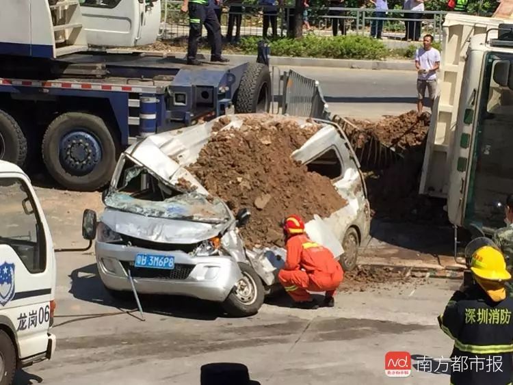 又是泥頭車!滿載泥土突然失控側翻,粵b麵包車瞬間被壓扁