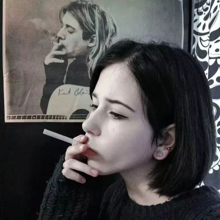 御姐头像女生抽烟图片