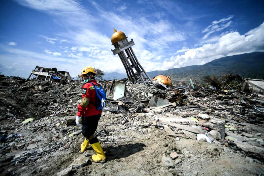 印尼地震海嘯災區瓦礫遍地,已致死近兩千,現場屍體腐爛發臭!