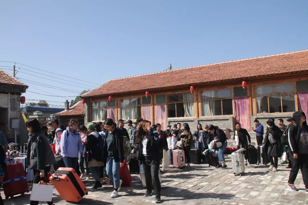 来到右玉县古城右卫镇,入住中央美术学院写生基地"右卫艺术粮仓,开启