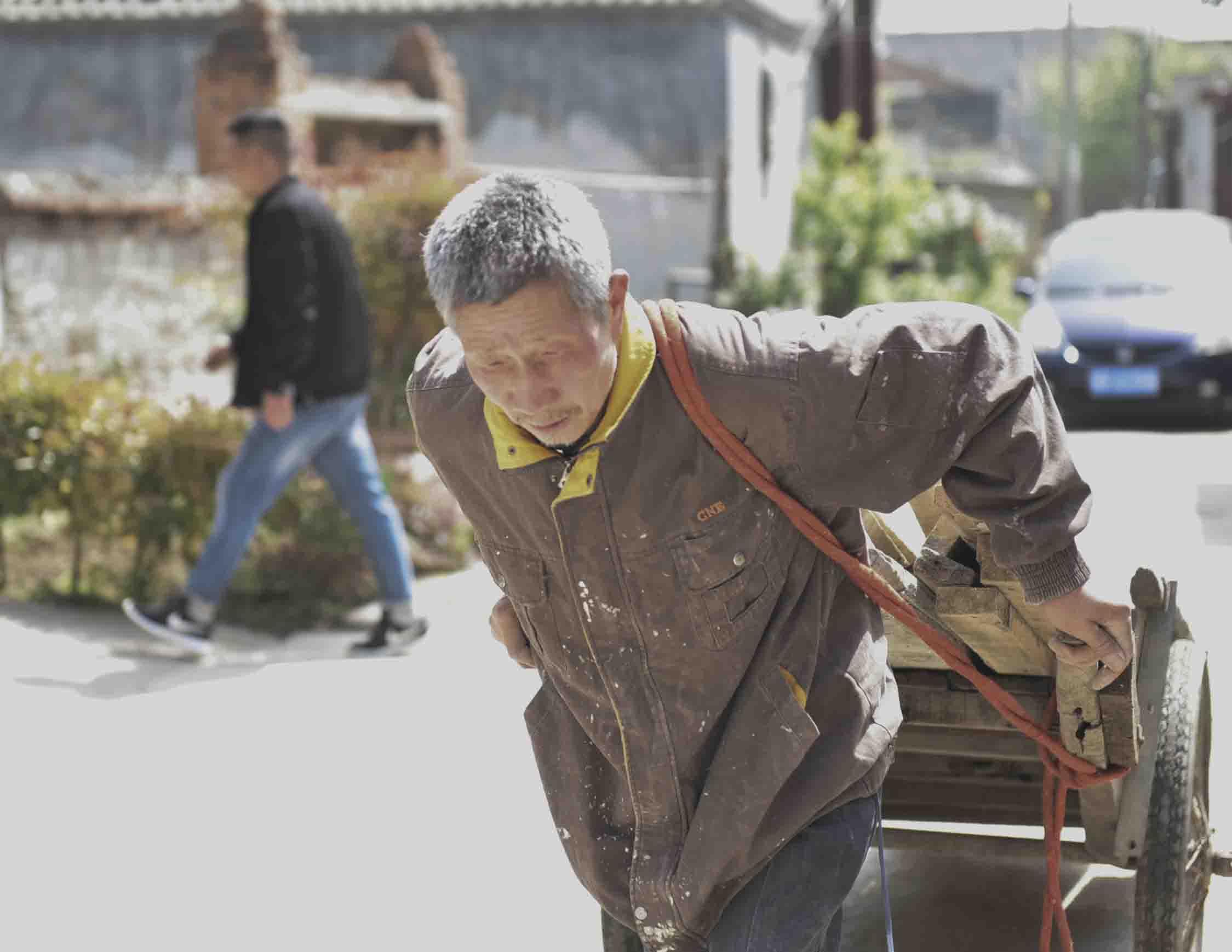 老人努力干活的图片图片