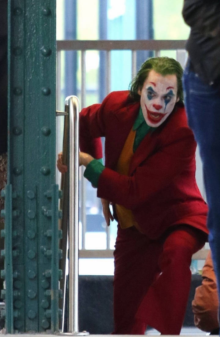 《小丑》曝新片场照 菲尼克斯一袭红衣玩转地铁